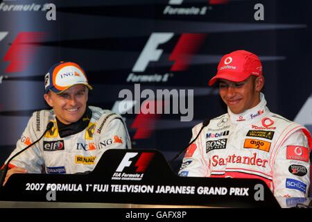 (L bis R): Heikki Kovalainen (FIN) Renault und Lewis Hamilton (GBR) McLaren bei der Pressekonferenz nach dem Rennen. Formel-1-Weltmeisterschaft, Rd15, Großer Preis Von Japan, Renntag, Fuji Speedway, Fuji, Japan Stockfoto