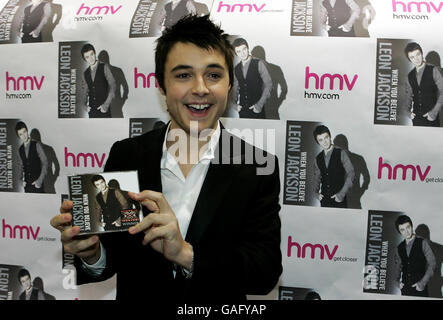 X-Factor Gewinner Leon Jackson während einer Signing Session und Live Performance zur Feier der Veröffentlichung seiner ersten Single "When You Believe" im HMV im Almondvale Shopping Center, Livingston. Stockfoto