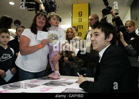 X-Factor Gewinner Leon Jackson während einer Signing Session und Live Performance zur Feier der Veröffentlichung seiner ersten Single "When You Believe" im HMV im Almondvale Shopping Center, Livingston. Stockfoto