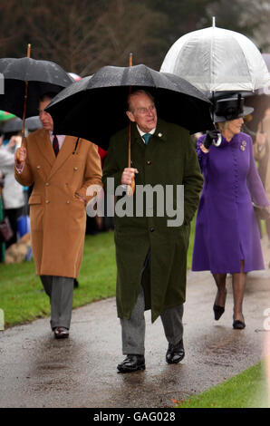 (Von links nach rechts) der Prinz von Wales, der Herzog von Edinburgh und die Herzogin von Cornwall kommen zum Weihnachtsgottsdienst in der St. Mary Magdalene's Church auf dem Sandringham Estate, Norfolk. Stockfoto