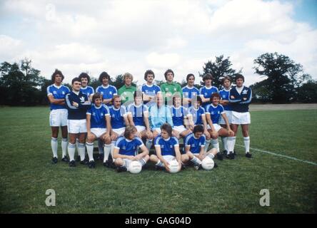 Teamgruppe Birmingham City: (Hintere Reihe, l-r) Keith Bertschin, Mick Rathbone, Don Givens, Jim Montgomery, Roy McDonough, Neil Freeman, Ricky Sbragia, Kevin Dillon, Kevan Broadhurst, ?; (mittlere Reihe, l-r) Physio Jim Williams, Jim Calderwood, Gary Emmanuel, Joe Gallagher, Manager Jim Smith, Gary Pendrey, Malcolm Page, Tony Towers, Assistant Manager Norman Bodell; (erste Reihe, l-r) Alan Ainscow, Steven Fox, Stewart Barrowclough Stockfoto