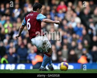 Fußball - Barclays Premier League - Chelsea / Aston Villa - Stamford Bridge. Gareth Barry von Aston Villa erzielt vom Strafpunkt aus das vierte Tor des Spiels seiner Seite Stockfoto