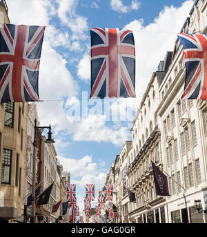 Union Jacks fliegen außerhalb Dolce und Gabbana auf Old Bond Street in London Mayfair Bereich, UK Stockfoto