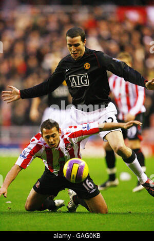 Michael Chopra von Sunderland und John O'Shea von Manchester United während des Spiels der Barclays Premier League im Stadium of Light, Sunderland. Stockfoto