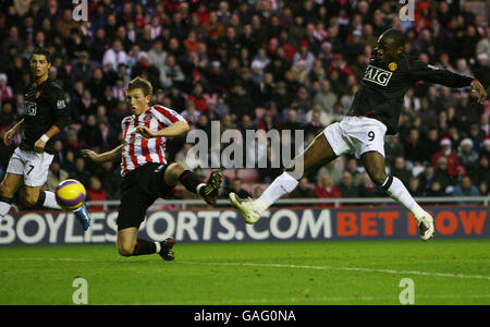 Louis Saha von Manchester United punktet beim Spiel der Barclays Premier League im Stadium of Light, Sunderland. Stockfoto