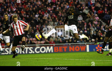 Louis Saha von Manchester United punktet beim Spiel der Barclays Premier League im Stadium of Light, Sunderland. Stockfoto