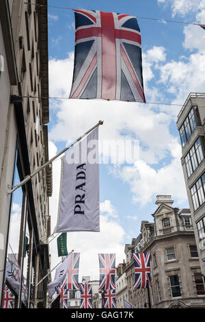 Union Jacks fliegen außerhalb Prada auf Old Bond Street in London Mayfair Bereich, UK Stockfoto