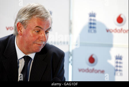 Der Vorsitzende von Selectors, David Graveney, kündigt während einer Pressekonferenz in Lord's, London, Englands ein-Tages- und Testkommandos für die bevorstehende Neuseeland-Tournee an. Stockfoto