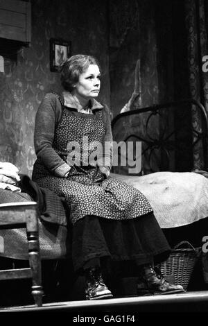 Theater - Juno und der Paycock - O'Casey Hundertjahrfeier Produktion - 1980. Judi Dench bei der Probe für ihre Rolle in Juno und The Paycock für den RSC im Aldwych. Stockfoto