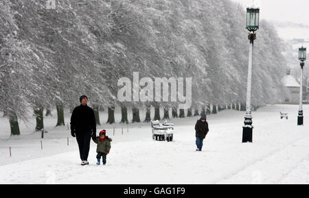 Familien, die den Schnee im Stormont-Anwesen in Belfast genießen. Stockfoto