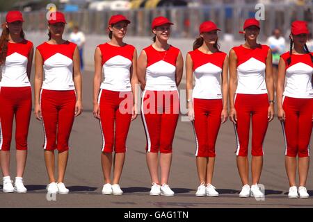 Formel-1-Autorennen - Großer Preis Von Ungarn - Rennen. Die Startgirls stehen vor dem Rennen an Stockfoto