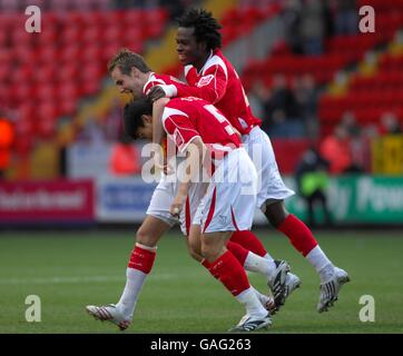 Zheng Zhi von Charlton Athletic feiert das erste Tor seiner Seite Des Spiels mit den Teamkollegen Kelly Youga (rechts) und Luke Varney Stockfoto