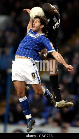 Pablo Counago von Ipswich Town tuselt mit Sylvain Distin von Portmouth während des dritten Spiels des FA Cup in der Portman Road, Ipswich. Stockfoto