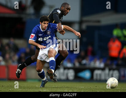 Pablo Counago von Ipswich Town tuselt mit Sol Campbell von Portmouth beim dritten Spiel des FA Cup in der Portman Road, Ipswich. Stockfoto