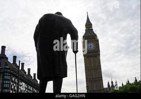 Statue von Sir Winston Churchill und Big Ben, Parliament Square, Westminster, London, England, UK Stockfoto