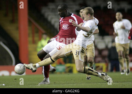 Middlesbrough Torschütze David Wheater in Aktion mit Marvin Elliott von Bristol City (links) während des FA Cup-Spiels in der dritten Runde im Ashton Gate Stadium, Bristol. Stockfoto