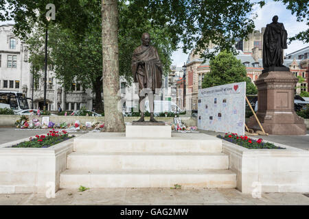 Floral Tribute und Erinnerungsstücke an Jo Cox in Parliament Square, London, England, UK Stockfoto