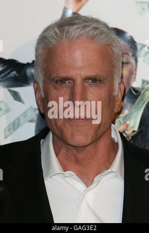 Ted Danson nimmt an der Premiere des neuen Films Mad Money im Mann Village Theater in Westwood Village, Los Angeles Teil. Stockfoto