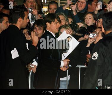 Tom Cruise nimmt an der Premiere des neuen Films Mad Money im Mann Village Theatre in Westwood Village, Los Angeles, Teil. Stockfoto