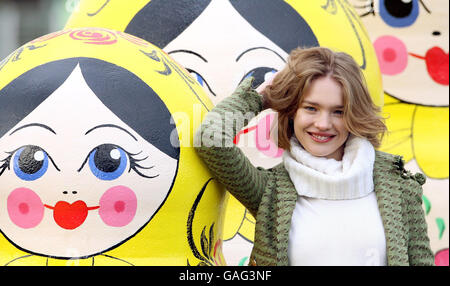 Fünf große russische Nestpuppen, bekannt als Matroschka, werden vom russischen Supermodel Natalia Vodianova aus London neben dem British Airways London Eye in London enthüllt. Stockfoto