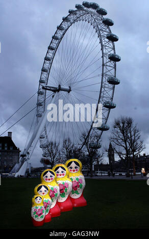 Neben dem British Airways London Eye, London, werden fünf große russische Nestpuppen, bekannt als Matroschka, enthüllt. Stockfoto