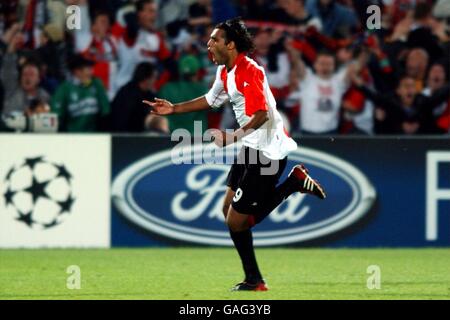 Pierre Van Hooijdonk von Feyenoord feiert das Tor zum Ausgleich Stockfoto