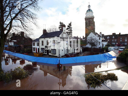 Hochwasserbarrieren schützen den Pub Plough Inn in Upton, Worcestershire. Stockfoto