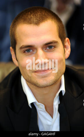 Schauspieler Henry Cavill posiert als Gesicht von Dunhill London bei der Vorstellung des Duftes in Selfridges, im Zentrum von London. Stockfoto