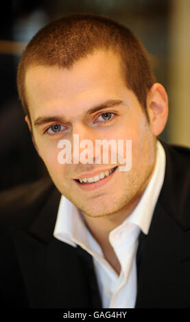 Schauspieler Henry Cavill posiert als Gesicht von Dunhill London bei der Vorstellung des Duftes in Selfridges, im Zentrum von London. Stockfoto