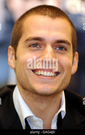 Schauspieler Henry Cavill posiert als Gesicht von Dunhill London bei der Vorstellung des Duftes in Selfridges, im Zentrum von London. Stockfoto