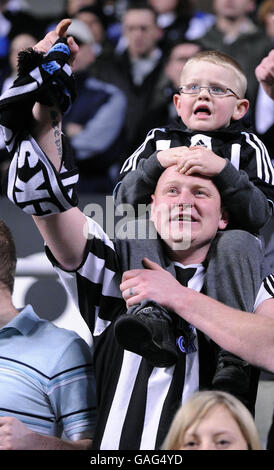 Newcastle-Fans feiern die Nachricht des neuen Managers Kevin Keegan beim Spiel „FA Cup Third Round Replay“ im St James' Park, Newcastle. Stockfoto