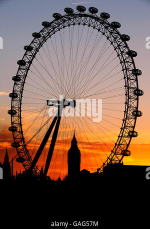 Ein allgemeiner Blick auf den Sonnenuntergang am westlichen Himmel hinter dem London Eye (dem Millennium Wheel), Big Ben und Westminster, von der Waterloo Bridge im Zentrum Londons aus gesehen. Stockfoto