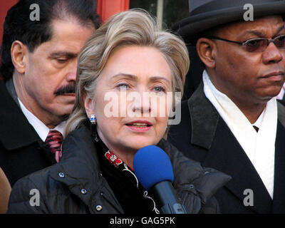 Hillary Clinton spricht vor der Abessinian Baptist Church in Harlem, New York. Dem Präsidentschaftskandidaten der Demokraten schloss sich Pastor Reverend Dr. Calvin Butts III (Bild ganz rechts) an. Stockfoto