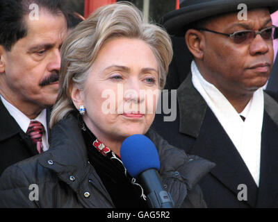 Hillary Clinton spricht vor der Abessinian Baptist Church in Harlem, New York. Dem Präsidentschaftskandidaten der Demokraten schloss sich Pastor Reverend Dr. Calvin Butts III (Bild ganz rechts) an. Stockfoto