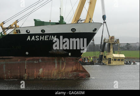 Die Spitze des Schlepper Flying Phantom ist sichtbar, da die Barge, GPS Atlas, ihre Bergungsoperation auf dem Fluss Clyde fortsetzt. Der Schlepper „Flying Phantom“ sank und forderte das Leben von drei Besatzungsleuten. Stockfoto