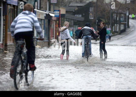 Kinder spielen in den Fluten in Mytholmroyd bei Halifax. Stockfoto