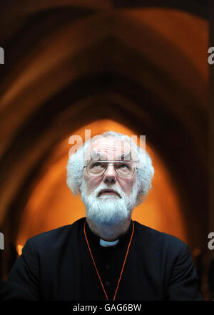 Der Erzbischof von Canturbury Dr. Rowan Williams bei einer Pressekonferenz zur Eröffnung der Lambeth-Konferenz 2008 und der Ehegatten-Konferenz, an der anglikanische Bischöfe und ihre Frauen aus der ganzen Welt im Lambeth Palace teilnahmen. Stockfoto