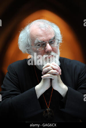 Der Erzbischof von Canturbury Dr. Rowan Williams bei einer Pressekonferenz zur Eröffnung der Lambeth-Konferenz 2008 und der Ehegatten-Konferenz, an der anglikanische Bischöfe und ihre Frauen aus der ganzen Welt im Lambeth Palace teilnahmen. Stockfoto