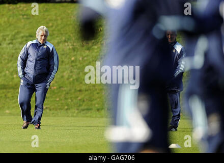 Fußball - Newcastle United Training Session - Longbenton Training Ground. Newcastles Manager Kevin Keegan (links) mit Terry McDermott während einer Trainingseinheit auf dem Longbenton Training Ground, Newcastle. Stockfoto