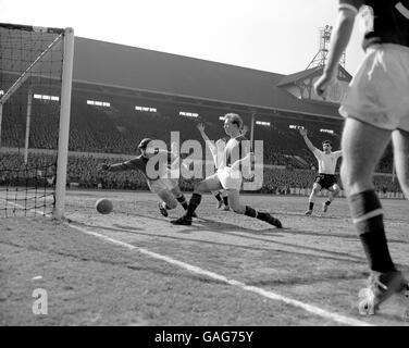 Manchester United Torwart Harry Gregg fällt auf den Ball, aber Linkshänder Stan Crowther hat bereits behandelt es EINE Strafe wurde an Spurs vergeben und Tommy Harmer erzielte, um seinem Team das einzige Tor zu geben. Stockfoto