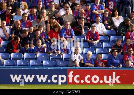 Fußball - Nationwide League Division One - Crystal Palace gegen Gillingham. Crystal Palace-Fans sehen sich das Spiel an Stockfoto