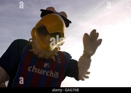 Fußball - Nationwide League Division One - Crystal Palace gegen Gillingham. Pete der Adler, Maskottchen des Kristallpalastes Stockfoto