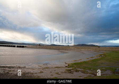 Wolke über dem Eisenbahnviadukt auf The River Kent Morecambe Bay an der Arnside Cumbria in England zieht vorbei Stockfoto