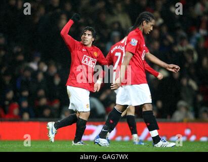 Fußball - Barclays Premier League - Manchester United / Derby County - Old Trafford. Carlos Tevez von Manchester United (links) feiert seinen zweiten Treffer. Stockfoto