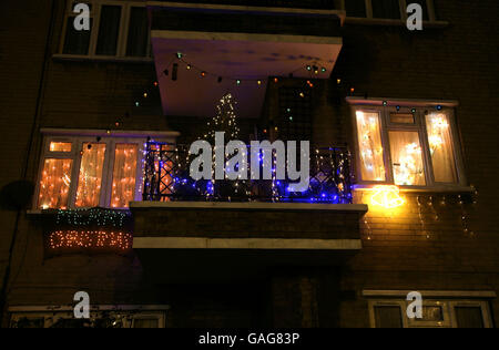 Ein Haus in Walthamstow, Ost-London, mit Weihnachtslichtern geschmückt. Stockfoto