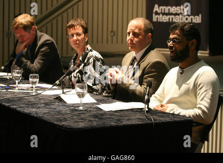 (Rechts nach links) der ehemalige Guantanamo-Häftling und Dichter Moazzam Begg, der Herausgeber von "Poems from Guantanamo: The Inhaftierten Speak", Marc Falkoff, Amnesty International, die britische Regisseurin Kate Allen und der Dichter Laureat Andrew Motion, nehmen an der Buchvorstellung im Human Rights Action Center in East London Teil. Stockfoto