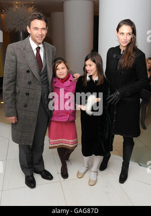 Der Schauspieler Dougrey Scott und seine Frau, die Schauspielerin Claire Forlani mit Scotts Tochter Eden (2. Links) und ihrer Freundin kommen zu einer VIP-Vorstellung von Night of the Snow Queen, um die Weihnachtszeit des English National Ballet im Coliseum in London zu starten. Stockfoto