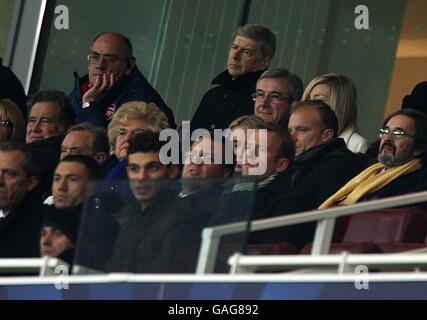 Fußball - UEFA Champions League - Gruppe H - Arsenal gegen Steaua Bukarest - Emirates Stadium. Arsenal-Manager Arsene Wenger beobachtet das Geschehen von der Tribüne aus Stockfoto