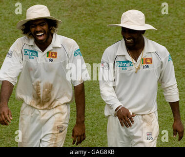 Sri Lankas Lasith Malinga und Chamira Silva teilen sich einen Witz, als sie das Feld für die Teepause beim zweiten Testspiel im Singhalesischen Sports Club, Colombo, verlassen. Stockfoto