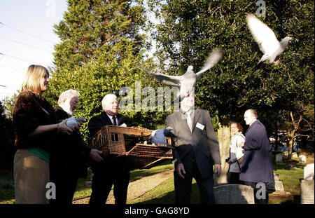 Auf dem neu restaurierten Ilford Animal Cemetery im Osten Londons werden im Rahmen einer Zeremonie zur Ehre der Empfänger der PDSA Dickin-Medaille - dem Tieräquivalent des Victoria Cross - freigesetzt. Stockfoto